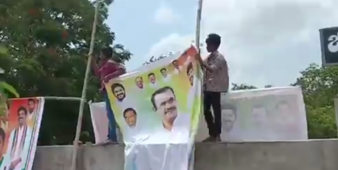 మంత్రి కోమటిరెడ్డి కోసం బడి పిల్లలతో కాంగ్రెస్ పార్టీ ఫ్లెక్సీలు కట్టిస్తున్నారు