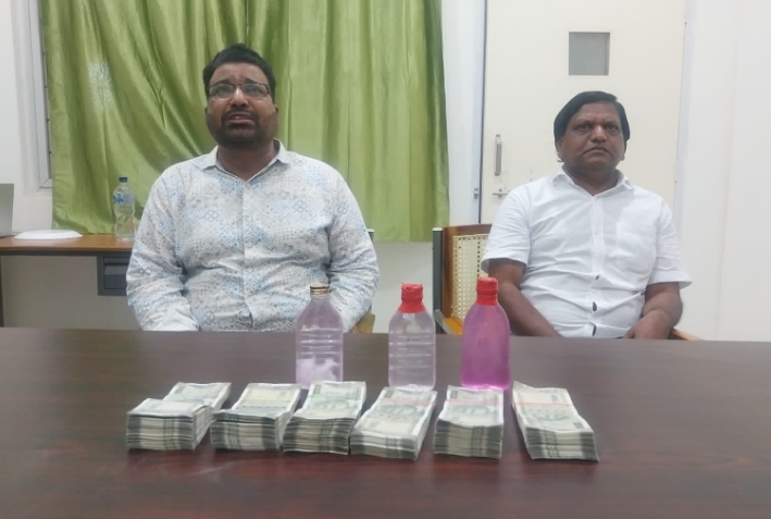 ఏసీబీకి చిక్కిన మెడికల్ కళాశాల ఏవో, జూనియర్ అసిస్టెంట్