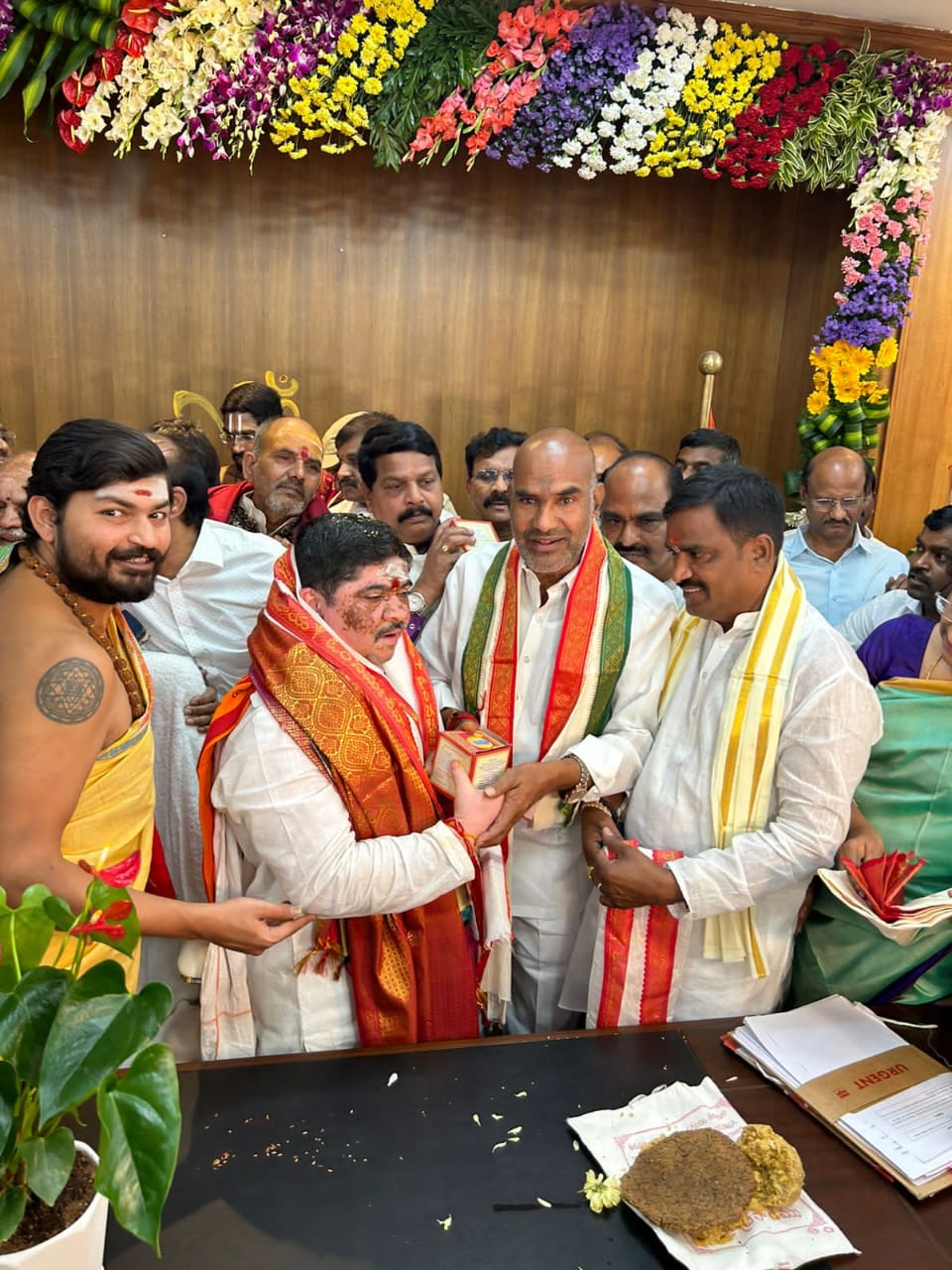 పొన్నం ప్రభాకర్ ని కలిసి శుభాకాంక్షలు తెలిపిన ప్రభుత్వ విప్ వేములవాడ ఎమ్మెల్యే ఆది శ్రీనివాస్