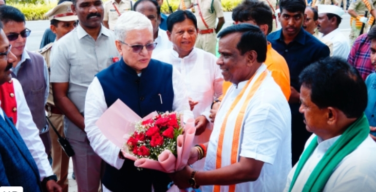 గవర్నర్ కి ఘన స్వాగతం పలికిన అర్బన్ ఎమ్మెల్యే ధన్ పాల్