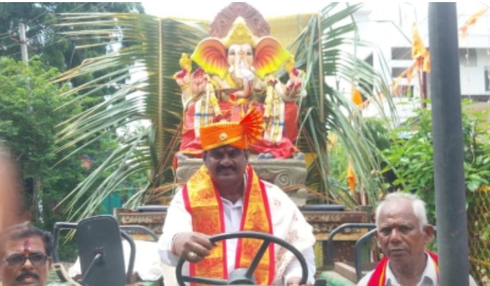 పాత పాల్వంచ లో బాల గణేష్ ల ఆధ్వర్యంలో గణేష్ శోభాయాత్రను ప్రారంభించిన రాష్ట్ర మార్క్ ఫెడ్ మాజీ డైరెక్టర్ కొత్వాల