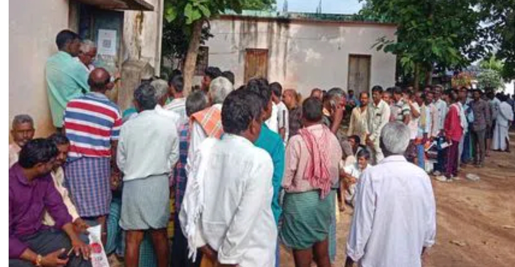 యూరియా కోసం అర్ధరాత్రి వరకు మహిళా రైతులు క్యూ లైన్