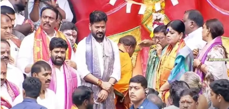 ఖైరతాబాద్ గణనాధుడికి తొలి పూజ చేసిన సీఎం రేవంత్ రెడ్డి