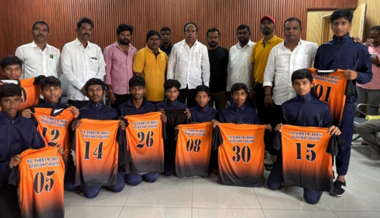 గిరిజన ఆశ్రమ పాఠశాల విద్యార్థులకు స్పోర్ట్స్ దుస్తులు పంపిణీ చేసిన రూరల్ ఎమ్మెల్యే