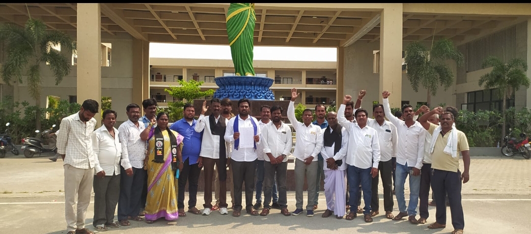 Daily Bharat ఎస్సీ మాదిగ కులస్తులను బహిష్కరణ గురించి జిల్లా అదనపు కలెక్టర్కు వినతిపత్రం 