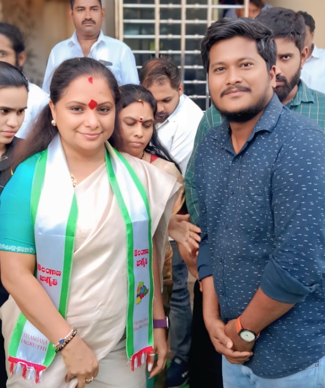 తెలంగాణ జాగృతి అధ్యక్షురాలుని మర్యాదపూర్వకంగా కలిసిన బి ఆర్ ఎస్ యువనాయకుడు. 4 ఇన్ క్లైన్ ఇంచార్జ్. బానోతు రాము నాయక్ 