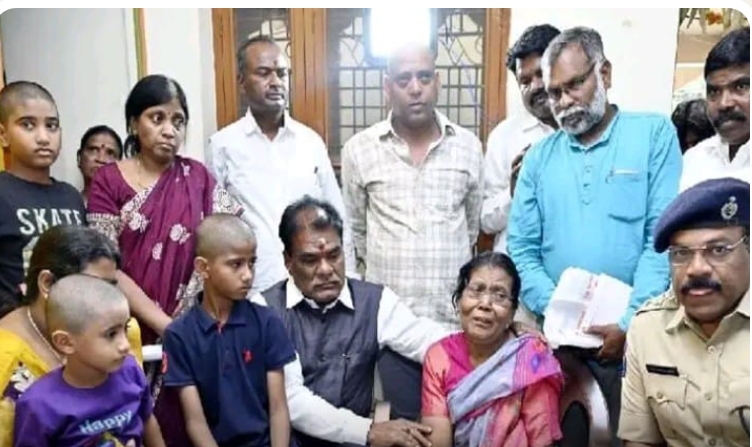 కానిస్టేబుల్ ప్రమోద్ కుటుంబసభ్యులను పరామర్శించిన ఎస్సీ, ఎస్టి కమిషన్ ఛైర్మన్