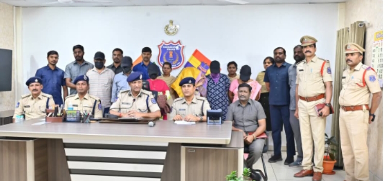 చిన్నారులను విక్రయిస్తున్న 11 మంది అరెస్టు