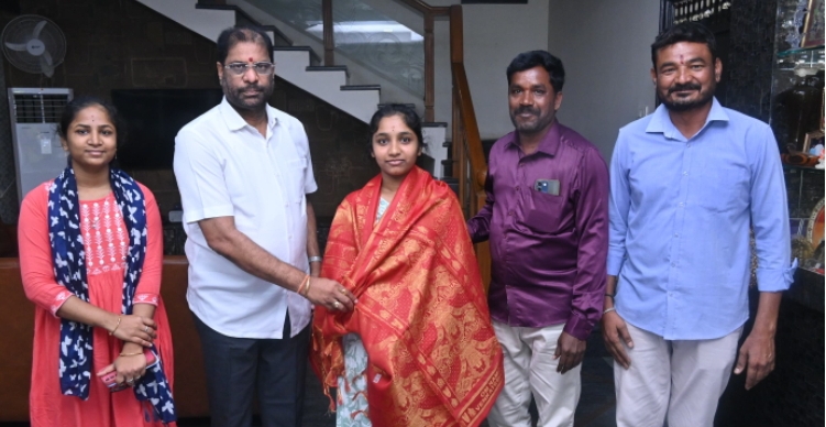 ఉత్తమ విద్యార్థిని శార్వాణి ని సత్కరించిన ఎంపీ వద్దిరాజు