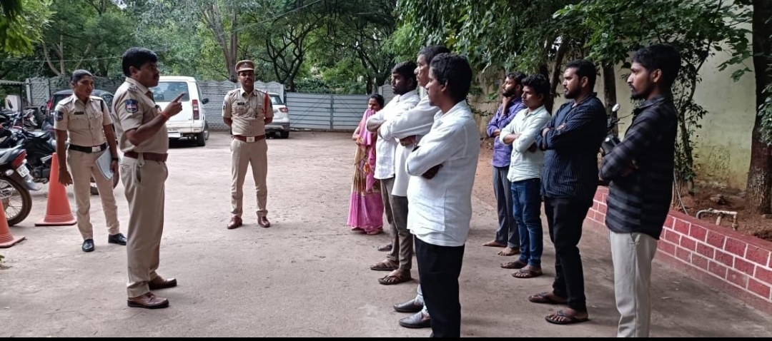 రౌడీ షీటర్లను హెచ్చరించిన షాద్ నగర్ సీఐ విజయ్ కుమార్