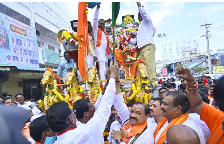 దశాబ్దాల చరిత్ర కలిగిన సార్వజనిక్ వినాయక శోభాయాత్ర ను సైతం వదలని రాజకీయ రగడ