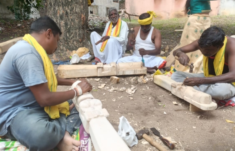 ఊర పండగకు కర్రతో తయారుచేసిన గ్రామ దేవతలు సిద్ధం