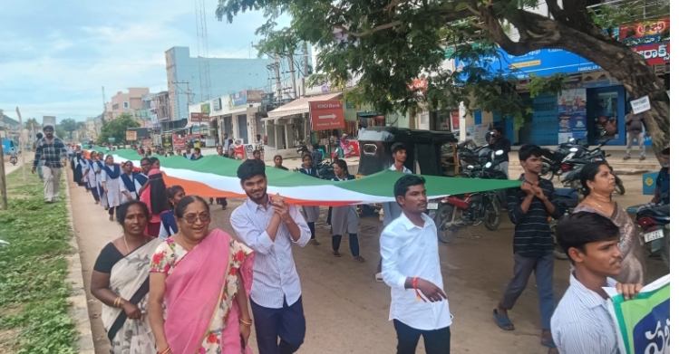 500 అడుగుల జాతీయ జెండాతో విద్యార్థుల ర్యాలీ