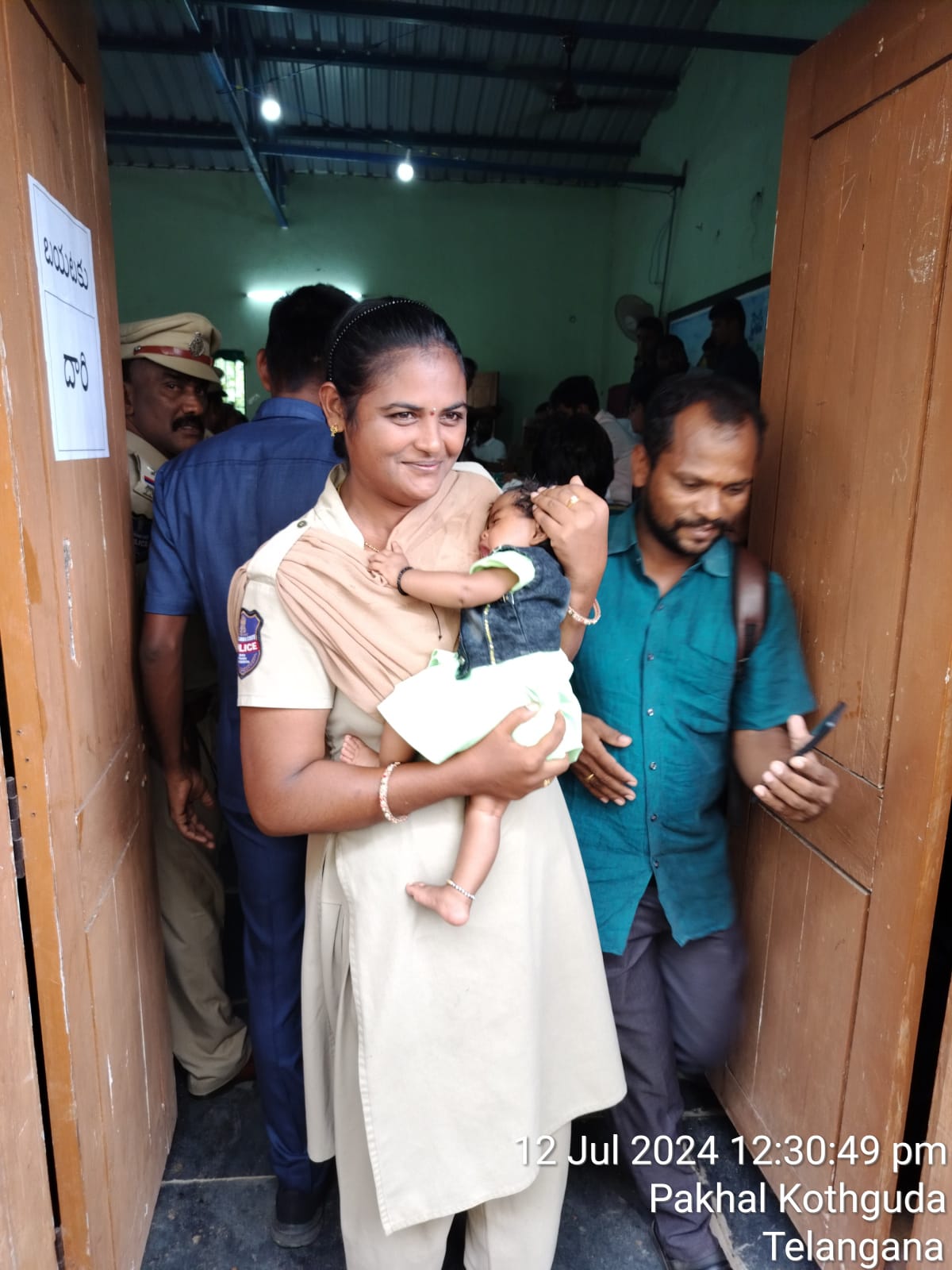 విధులలో భాగంగా పసిపానును లాలీస్తు తల్లి కి బాసటగా నిలిచినా మహిళా కానిస్టేబుల్ సుమలత