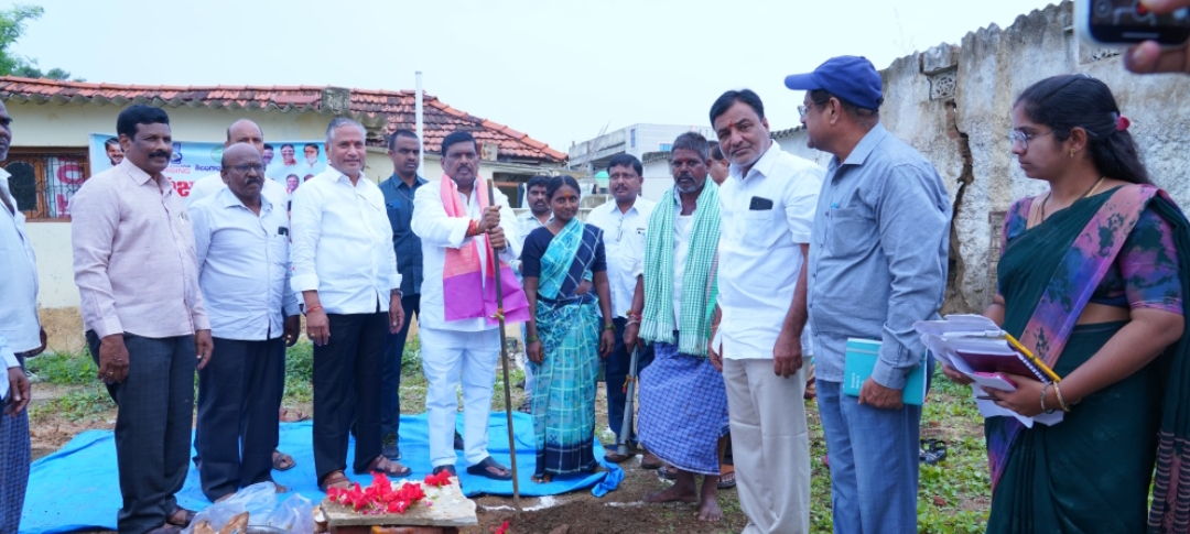 చిన్న కంజర్ల లో ఇందిరమ్మ ఇళ్ల  గృహ నిర్మాణానికి ఎమ్మెల్యే గూడెం  మహిపాల్ రెడ్డి శంకుస్థాపన