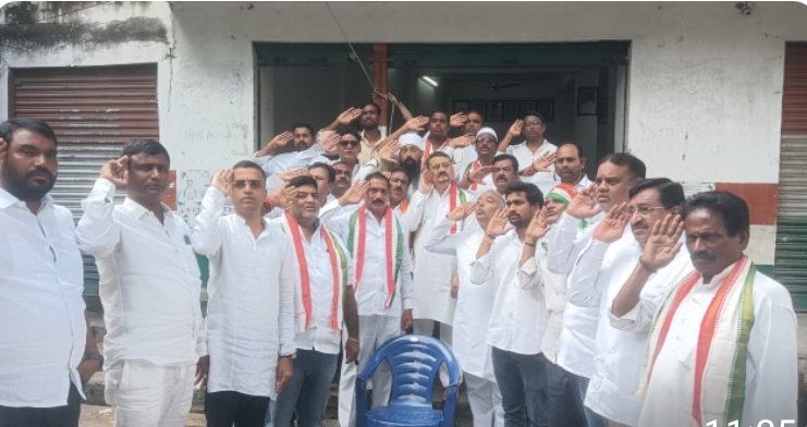 కాంగ్రెస్ భవన్ లో జాతీయ జెండా ఆవిష్కరణ