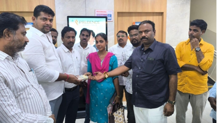 కామారెడ్డి ఎస్సీ సంక్షేమ హాస్టల్ వసతి గృహ అధికారి రాజేందర్ ను పరామర్శించిన టిఎన్జీవో నాయకులు