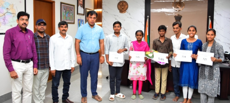 ZPHS అంబేడ్కర్ నగర్, సిరిసిల్ల పాఠశాల SSC విద్యార్థులను అభినందించిన జిల్లా కలెక్టర్ సందీప్ కుమార్ ఝా