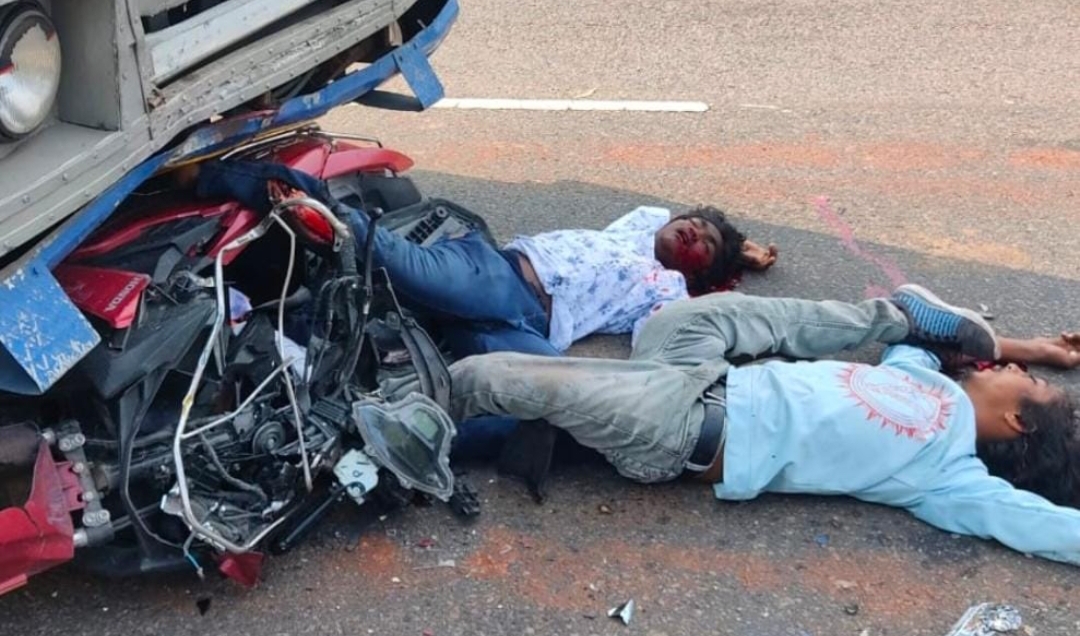 ఆర్టీసీ బస్సును ఢీకొన్న బైక్ ఇద్దరు యువకులు మృతి