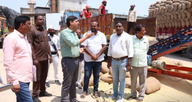 Daily Bharat బీబీపేట్ మండలం లోని మహేశ్వరి రైస్ మిల్&zwnj;లో ధాన్యం దిగుబడి తీరును పరిశీలించిన జిల్లా కలెక్టర్