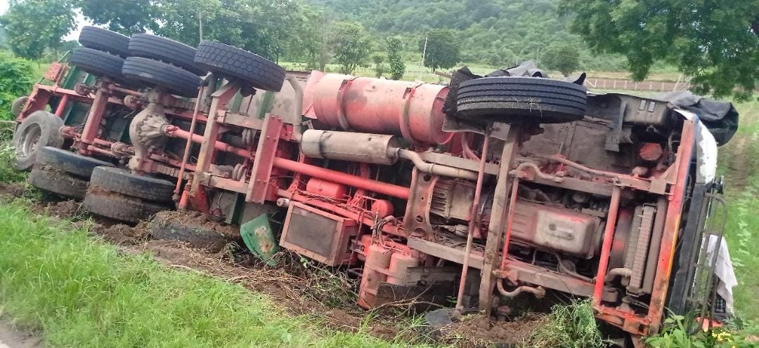 టమాటాలతో వెళుతున్న లారీ బోల్తా..!!