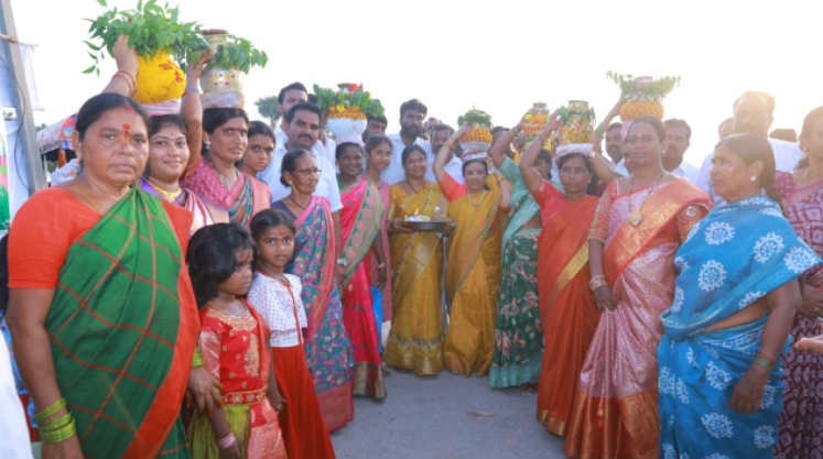 బోనమెత్తిన ఝాన్సీరెడ్డి.. 
