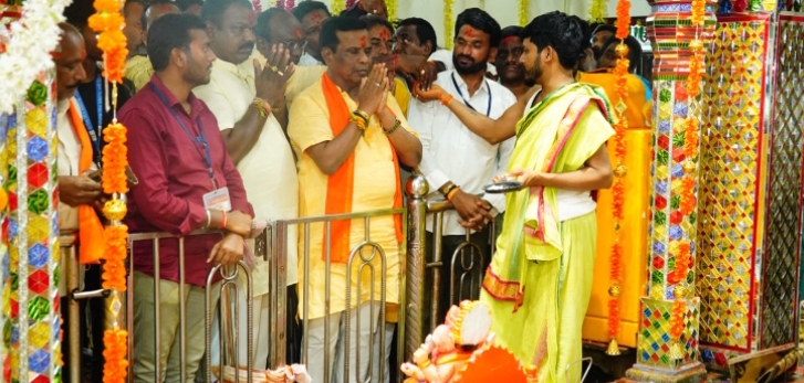 పాలజ్ గణపతిని దర్శించుకున్న నిజామాబాద్ అర్బన్ ఎమ్మెల్యే