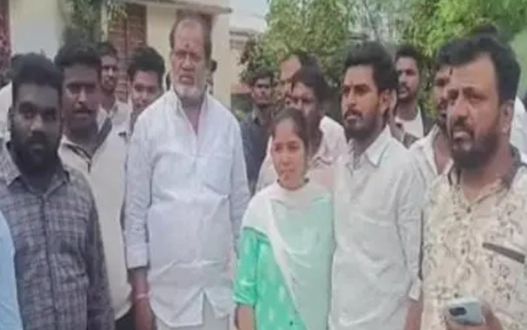 సర్పంచ్ పదవికోసం ప్రేమ పెళ్లి చేసుకుని నామినేషన్ వేశారు