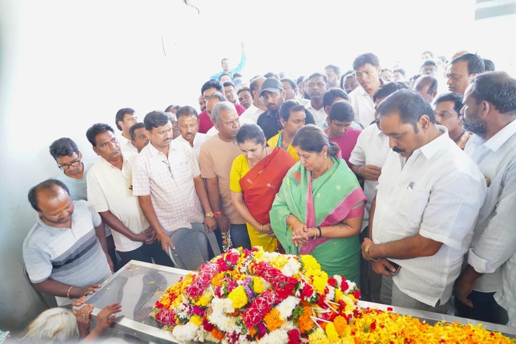 శ్రీనివాస్  భౌతిక కాయాన్ని సందర్శించి నివాళులర్పించిన డీప్యూటి సిఎం మల్లు భట్టి విక్రమార్క సతీమణి