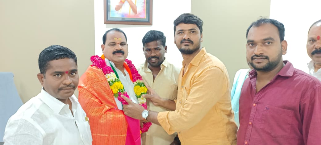 ఎమ్మెల్యే వీర్లపల్లి శంకర్ ను సన్మానించిన  వెలిజర్ల కాంగ్రెస్ యువనాయకులు అనిమి అఖిల్ గౌడ్, మహేష్ యాదవ్, శ్రీనివాస్ యాదవ్