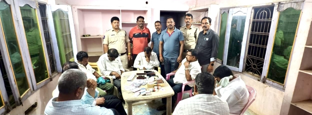 పేకాటఆడుతున్న వ్యక్తులను అరెస్టు చేసిన ఇల్లెందు సర్కిల్ ఇన్స్పెక్టర్ బత్తుల సత్యనారాయణ