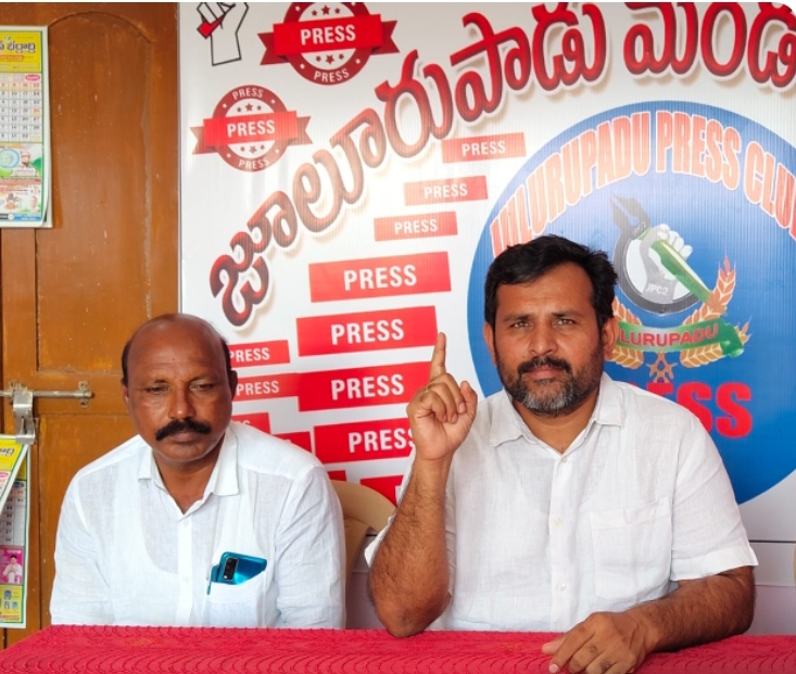 అర్హులైన నిరుపేదలకు ఇండ్లు& రాజీవ్ యువ వికాస్ మంజూరు చేయాలి