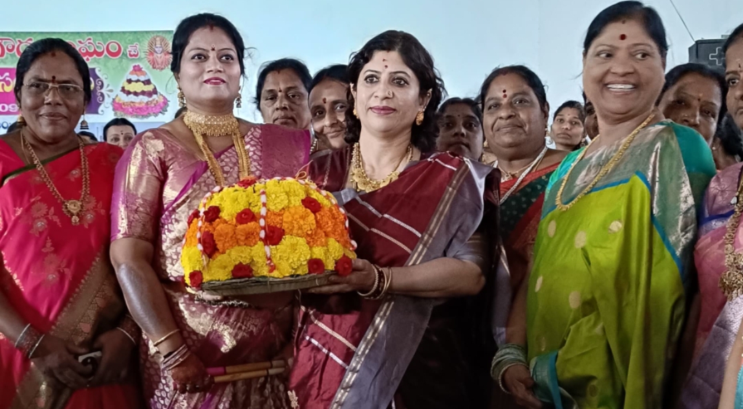 నిజామాబాద్ లో బతుకమ్మ సంబరాల్లో పాల్గొన్న పిసిసి చీఫ్ మహేష్ కుమార్ గౌడ్ సతీమణి సంధ్యారాణి