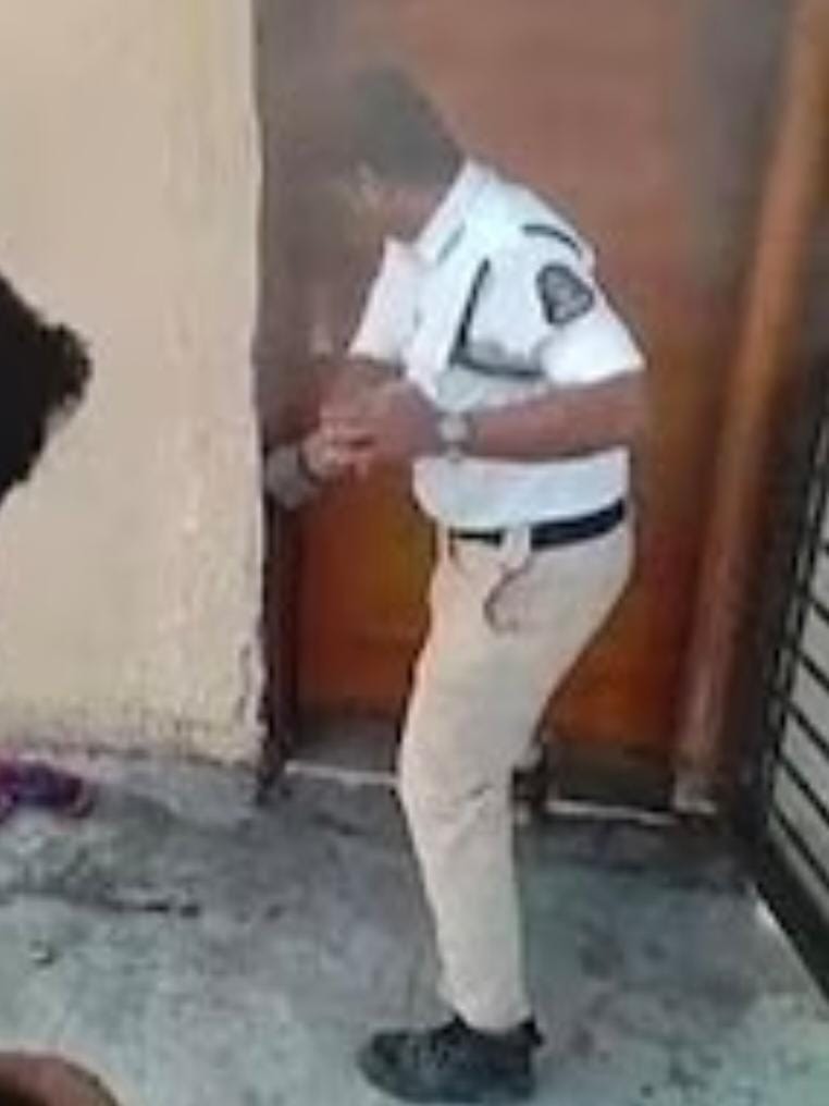 ప్రాణాలకు తెగించి ఫ్యామిలీ ని కాపాడిన ట్రాఫిక్ కానిస్టేబుల్