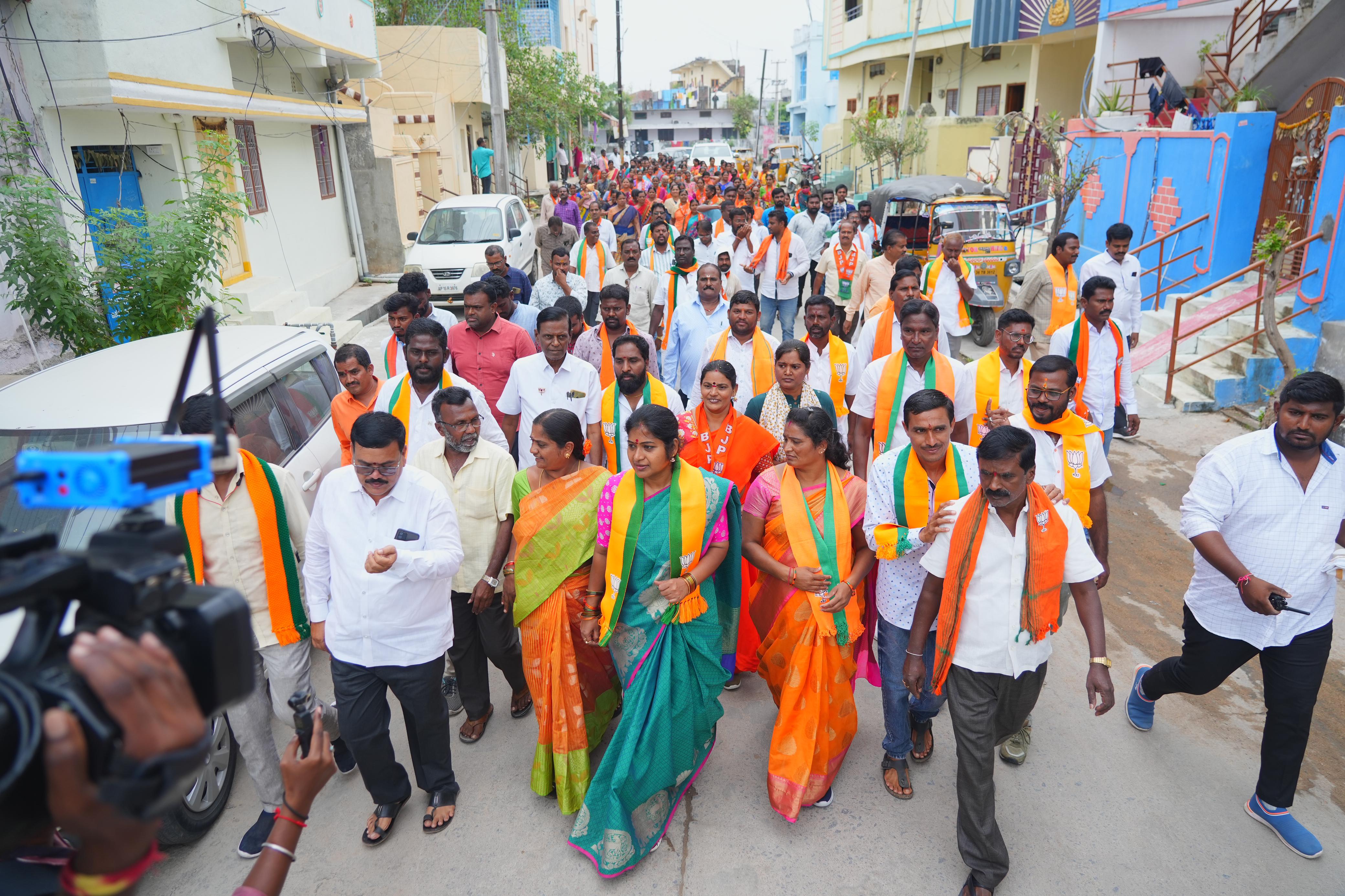 ఐదో రోజు బిజెపి ఎమ్మెల్యే అభ్యర్థి రాణి రుద్రమదేవి ప్రచారం