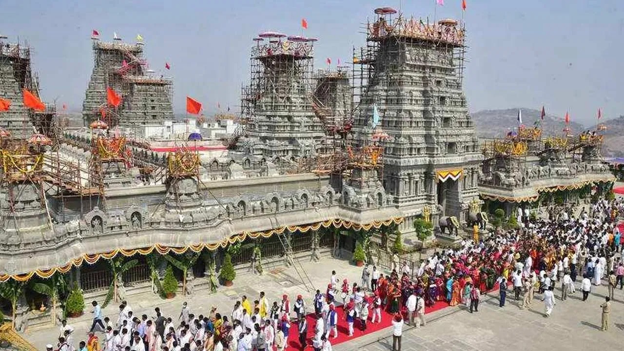 యాదగిరిగుట్ట లక్ష్మీనర సింహస్వామికి భక్తుల తాకిడి