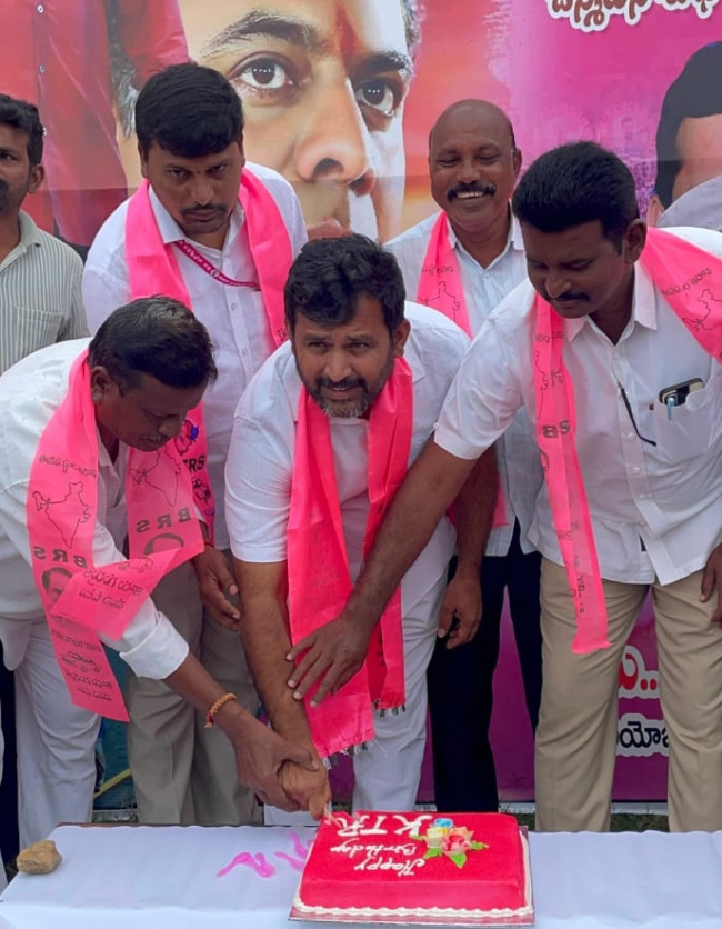 వైరా నియోజకవర్గం లో బీఆర్ఎస్ పార్టీ వర్కింగ్ ప్రెసిడెంట్, మాజీ మంత్రి కేటీఆర్ జన్మదిన వేడుకలు
