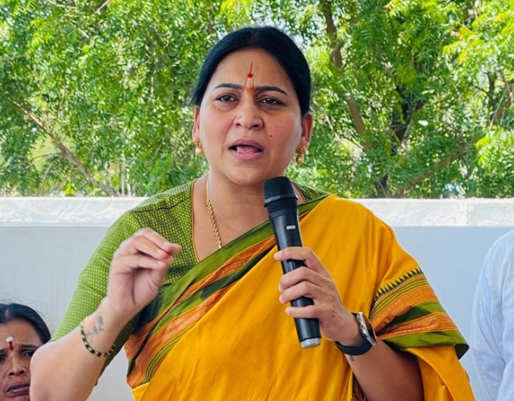 హామీలు మాత్రమే ఇస్తారు.. అవి కార్యరూపం దాల్చవు : మాజీ పార్లమెంట్ సభ్యురాలు మాలోత్ కవిత