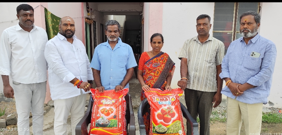 బియ్యం వితరణ చేసిన మాజీ కౌన్సిలర్ కల్లూరి రాజు