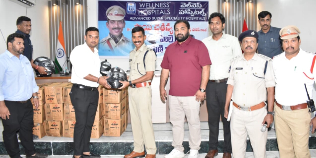 వెల్ నెస్ హాస్పిటల్స్ సౌజన్యoతో  ఏర్పాటు చేసిన 100 హెల్మెట్లను పంపిణి చేసిన సీపీ సాయి చైతన్య