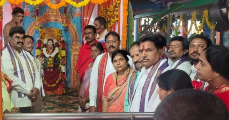 శ్రీ దేవి శరన్నవరాత్రి మహోత్సవాల సందర్బంగా పెద్దమ్మ తల్లి దేవాలయంలో జరిగిన పూజల్లో పాల్గొన్న రాష్ట్ర మార్క్ ఫెడ్ మాజీ డైరెక్టర్ కొత్వాల