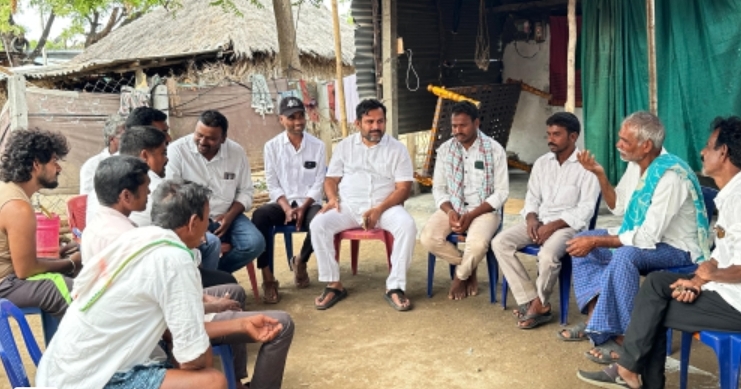 Daily Bharat జూలూరుపాడు మండలంలో పలు కుటుంబాలను పరామర్శించిన వైరా నియోజకవర్గ బీఆర్ఎస్ పార్టీ నాయకులు లకావత్ గిరిబాబు