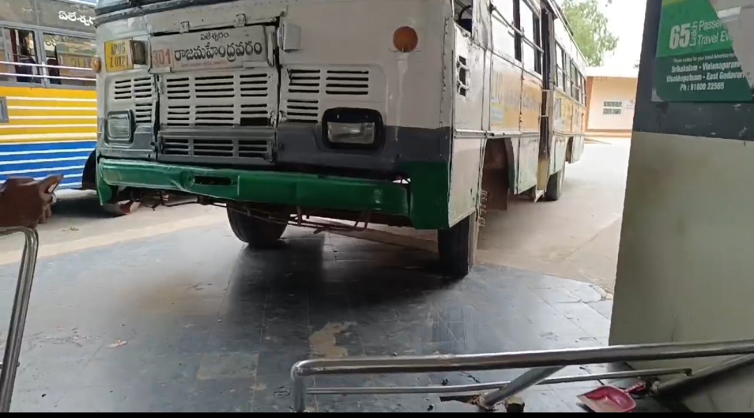 ఆర్టీసీ కాంప్లెక్స్ లో బస్సు బీభత్సం