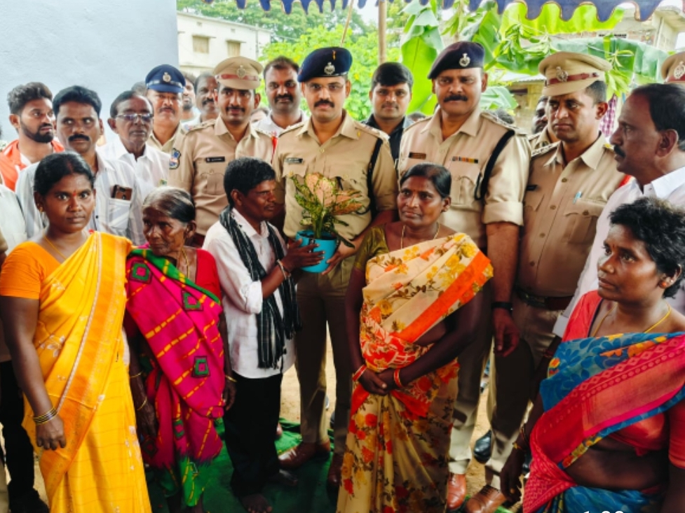 అంధుని జీవితానికి పోలీసుల ఆసరా