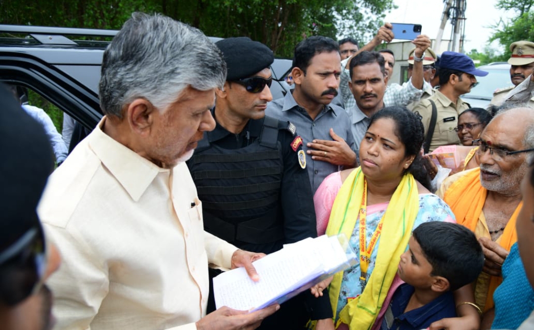 మాజీ ఎమ్మెల్యే భార్యను గుర్తుపట్టి కాన్వాయ్ ఆపించిన సీఎం చంద్రబాబు