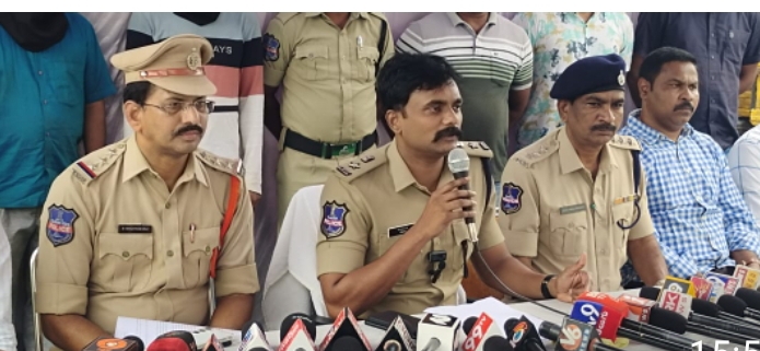భారీ గంజాయి స్వాధీనం చేసుకున్న సుజాతనగర్ ఎస్సైని అభినందించిన భద్రాద్రి కొత్తగూడెం జిల్లా ఎస్పీ బిరుదు రోహిత్ రాజ్