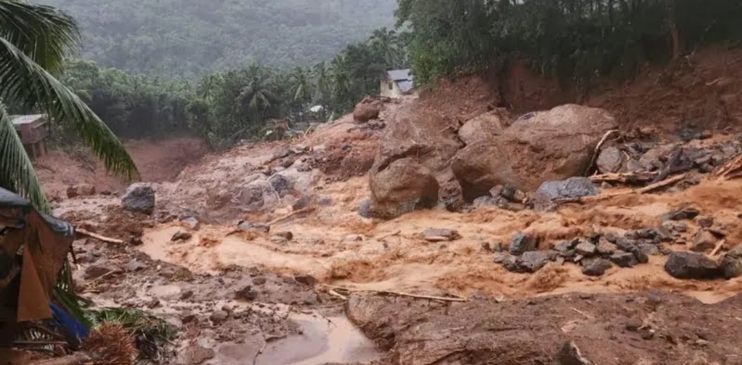 కేరళలో కొండచరియలు విరిగిపడటంతో 93 మంది మృతి