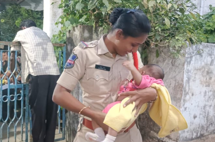 ఎన్నికల నామినేషన్ వేస్తున్న తల్లి.. ఏడుస్తున్న చిన్నారినీ లాలించిన ఎస్సై గడ్డం ఉమా