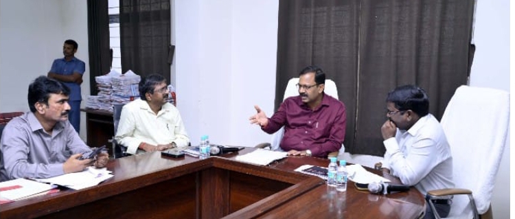ఇటీవల నగరపాలక సంస్థ రెవిన్యూ విభాగం ఆర్ ఐ ఏసీబీ చిక్కిన నేపథ్యంలో వరుసగా సమీక్షలు నిర్వహిస్తున్న జిల్లా కలెక్టర్