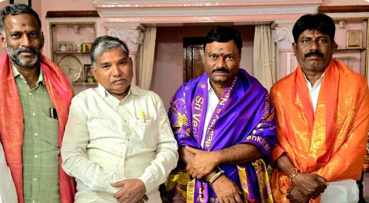 Daily Bharat మాజీ ఎమ్మెల్యేను  కలిసిన మున్సిపల్ చైర్మన్ అగ్గనూర్ బస్వం,కౌన్సిలర్ పెంటయ్య,మురళీమోహన్